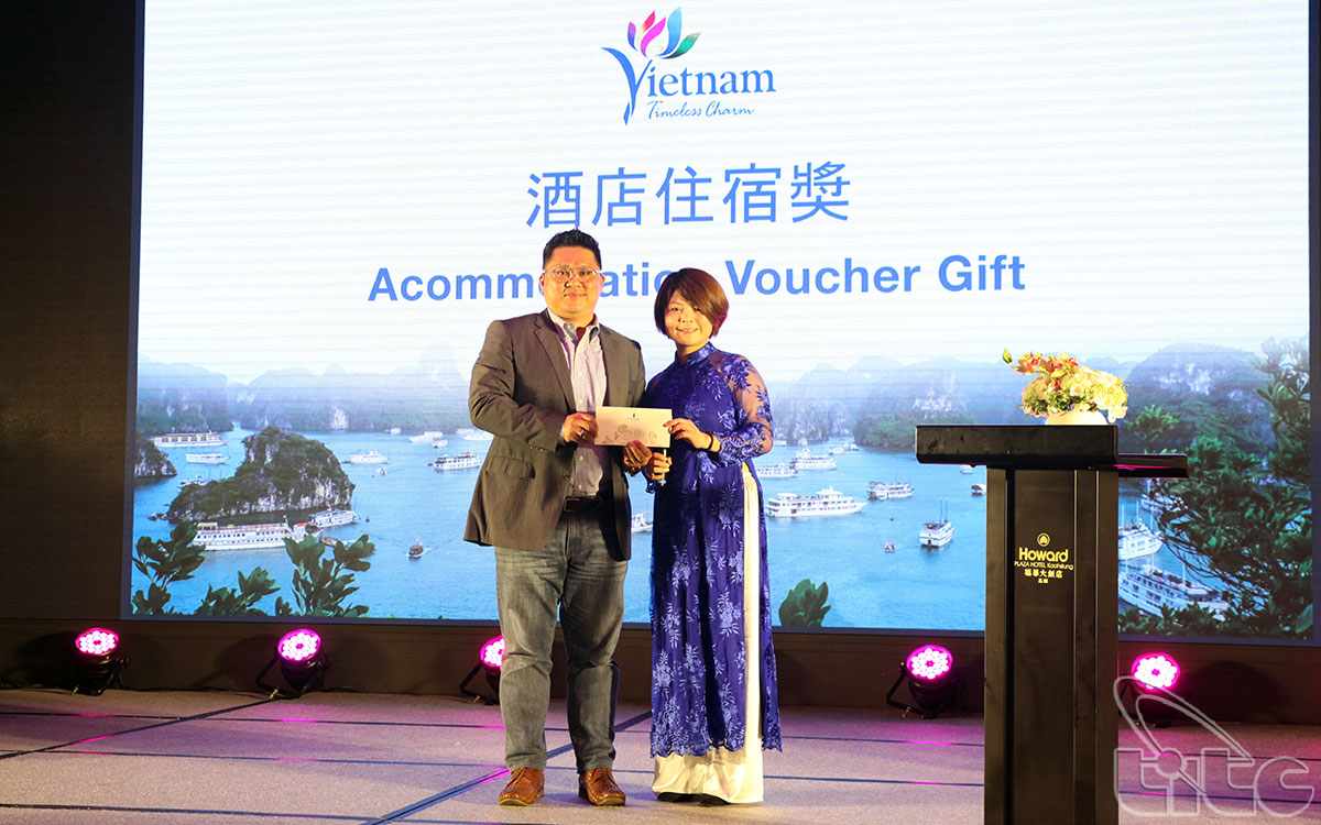 Các doanh nghiệp tổ chức bốc thăm trúng thưởng tại chương trình ở Cao Hùng