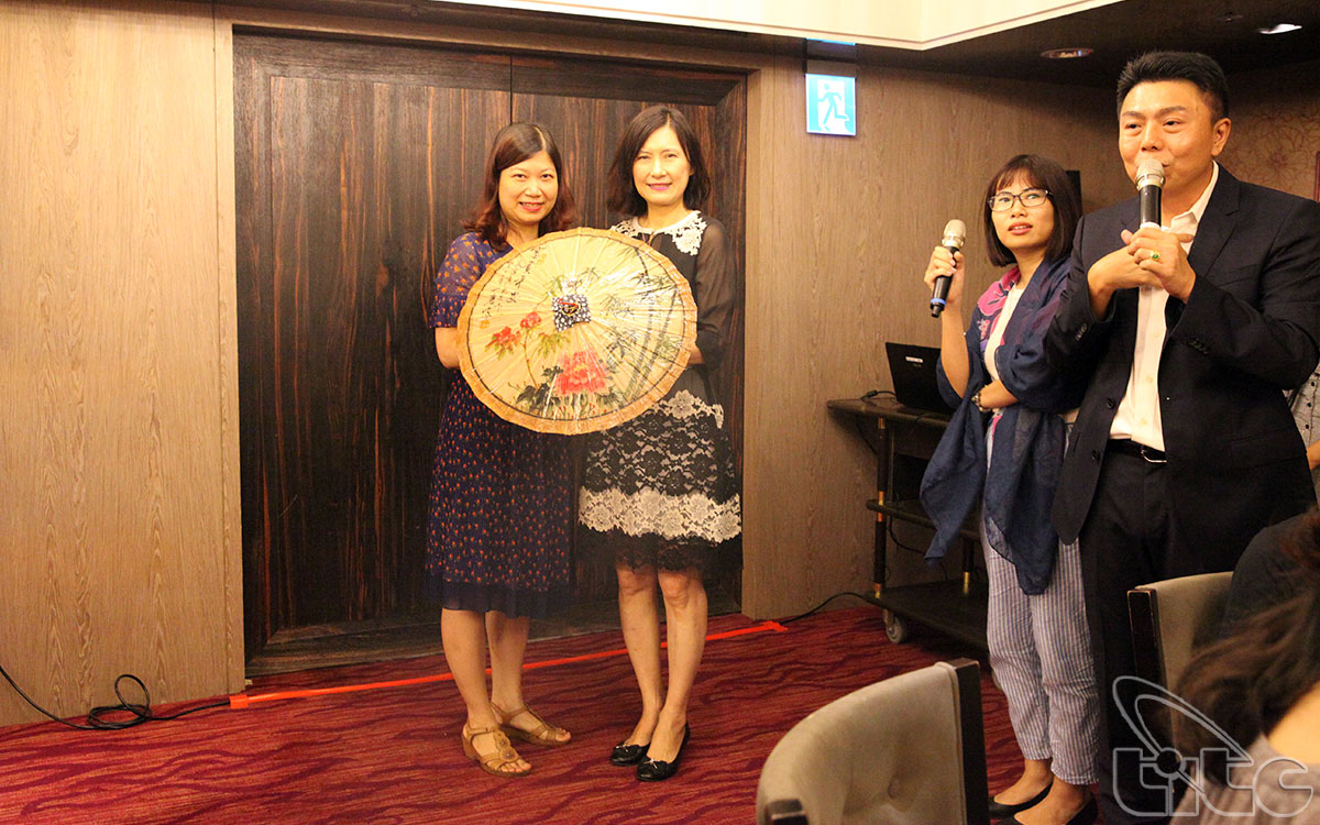 Cục trưởng Cục Du lịch Cao Hùng, bà Tseng Tzu-Wen trao quà lưu niệm cho đại diện đoàn công tác