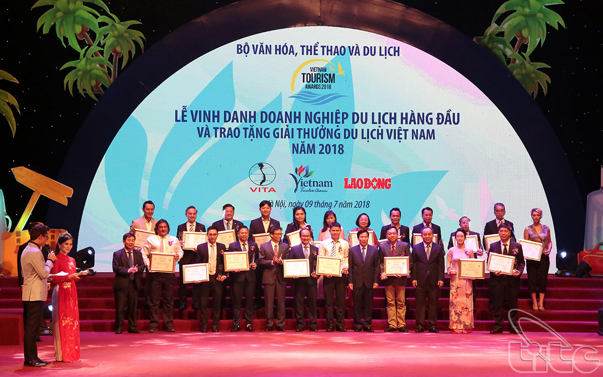 Trao giải Doanh nghiệp kinh doanh lữ hành nội địa và quốc tế hàng đầu Việt Nam năm 2018