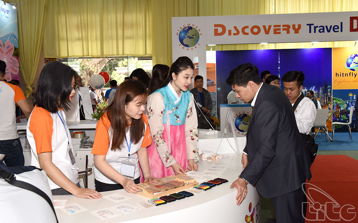 Visitors search information about Korean tourism at the booth