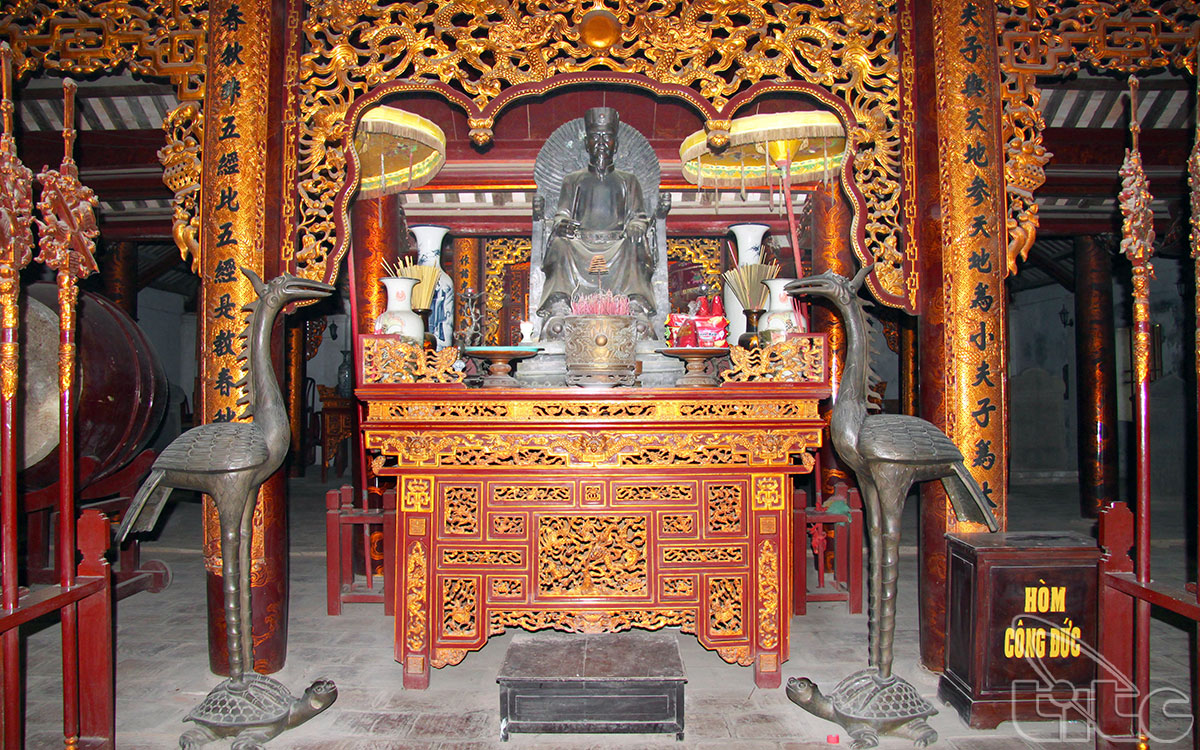 Ban thờ ngay chính điện thờ thầy giáo Chu Văn An (1292-1370) – nhà sư phạm tài năng đức độ thời Trần, đồng thời là người được lịch sử tôn vinh (ông tổ đạo Nho).