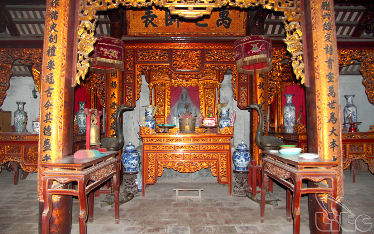 Bàn thờ Khổng Tử trong Hậu cung của Văn Miếu Xích Đằng 