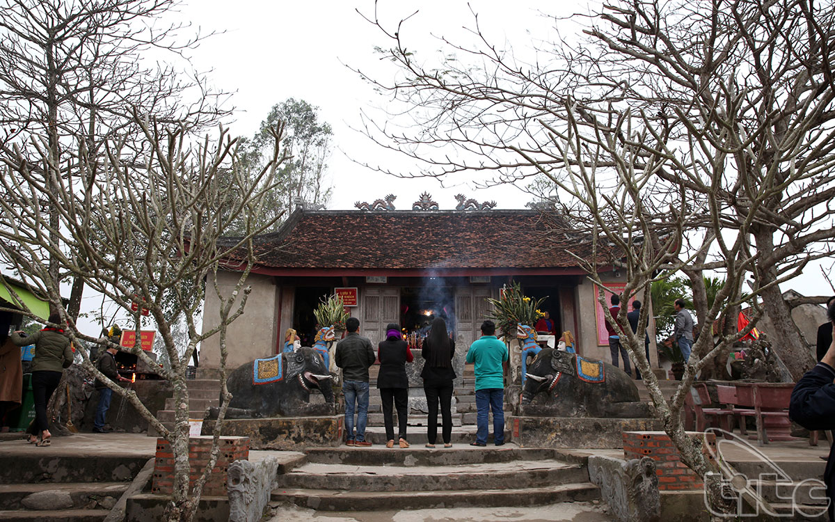 Le chemin  menant au  temple Con Ngoai (à l’extérieur) 