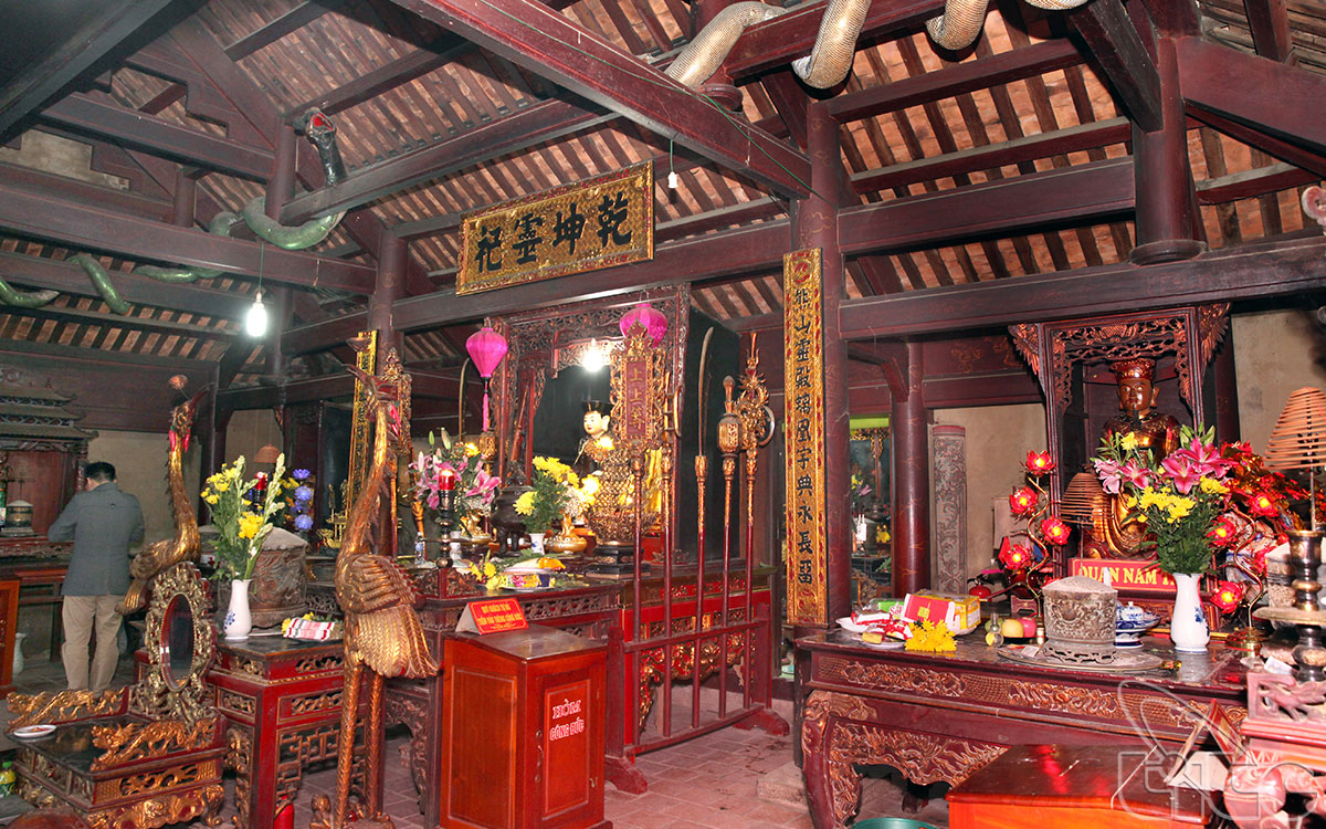 L’autel Quan Hoang Chin et Quan Hoang Muoi au centre