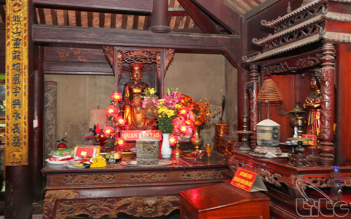 L’autel Quan Nam Tao et  Co be ban den (Fillette)