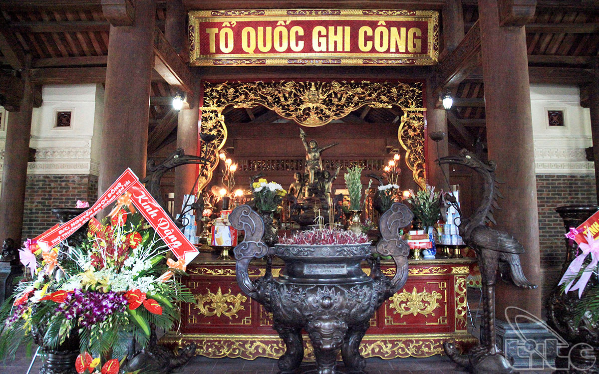 Bàn thờ trong nhà tưởng niệm các anh hùng liệt sĩ đã anh dũng hi sinh ở Truông Bồn