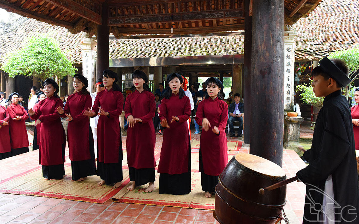Hát Xoan còn gọi là Khúc môn đình (hát cửa đình), là lối hát thờ thần, tương truyền có từ thời các vua Hùng, được tổ chức vào mùa xuân để đón chào năm mới.