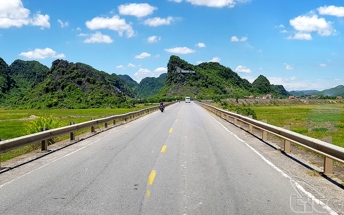 The road leading to Tam Co (Eight Ladies) Cave Historical Relic  in the world natural heritage site of Phong Nha – Ke Bang National Park