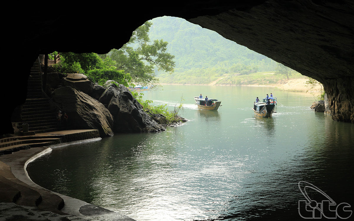 The scenery seen from the cave’s entrance.