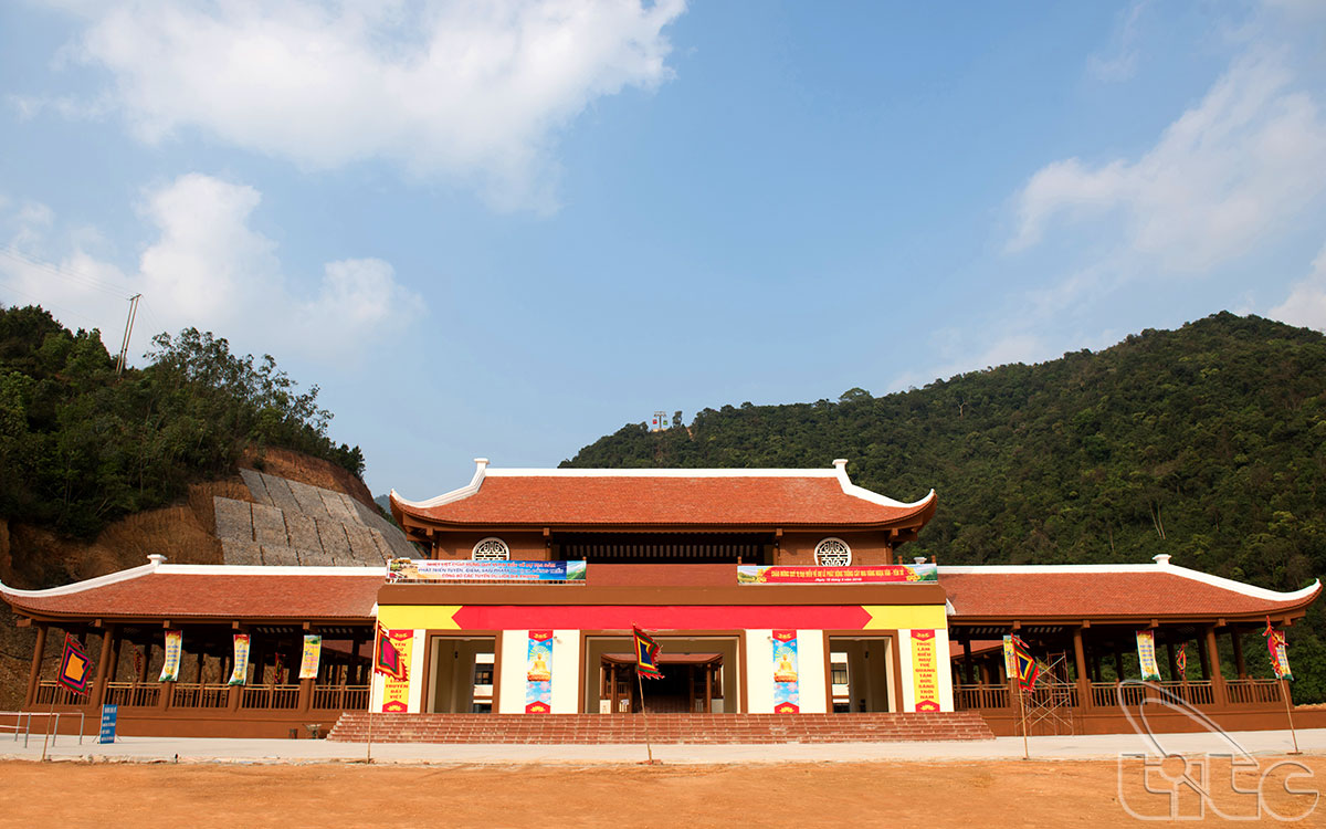 Ga cáp treo Ngọa Vân nằm ở vị trí trung tâm sườn phía Nam của núi Bảo Đài (Nay là núi Vây Rồng)