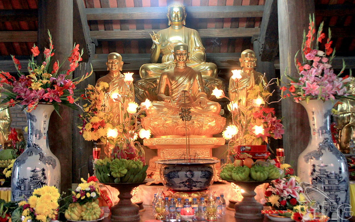Ban Tam Bảo trong chùa Ngọa Vân 