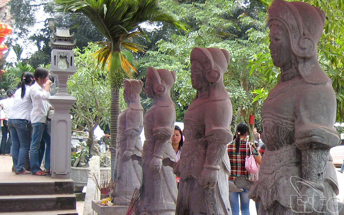 Trong sân đền có những bức tượng binh lính nữ mặc giáp bằng đá rất uy nghiêm