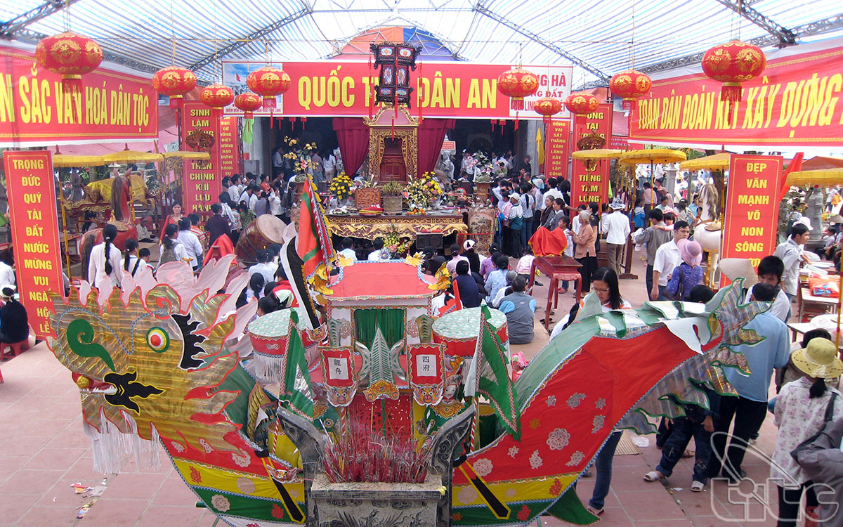 Nhân dân cùng du khách thập phương về dự lễ hội đền Tiên La