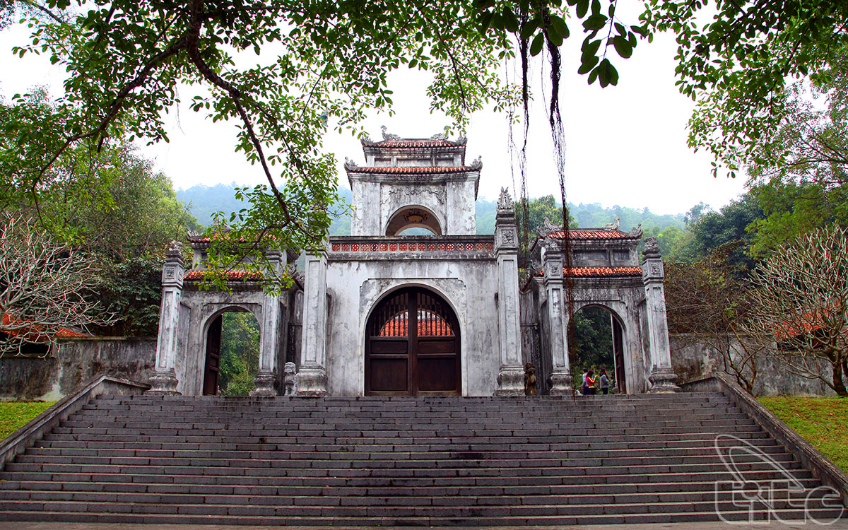 Nghi môn nội với kiểu dáng như Tam quan của chùa, gồm 2 tầng mái, 3 cửa ra vào, 4 cột cao ở cửa giữa và 4 cột thấp ở hai cửa bên, hai bên cửa chính ra vào đặt 2 tượng nghê chầu cổ bằng đá.