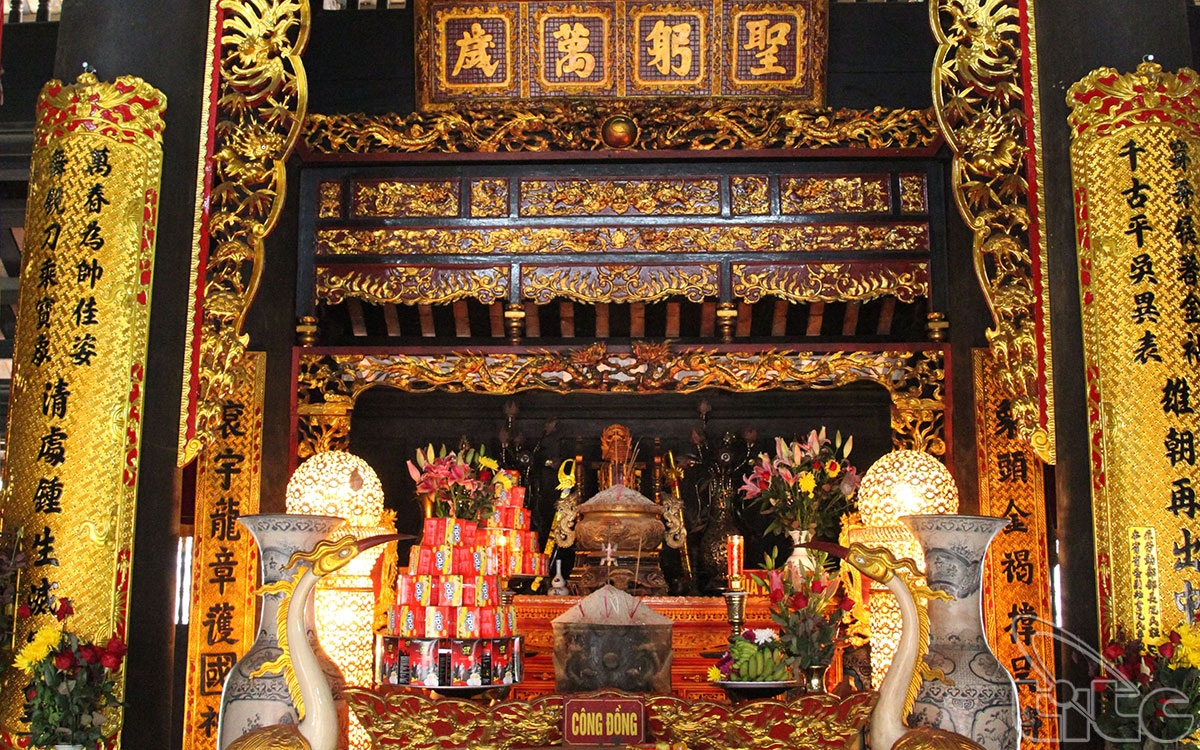 Ban thờ Công Đồng các Quan của đền Bà Triệu trong Trung đường