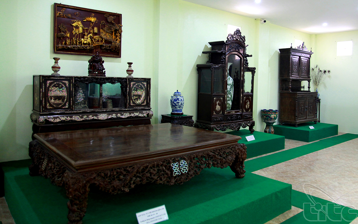 A wooden bed and tea chest inlaid with Lien Chi shells dated from 19th and 20th centuries