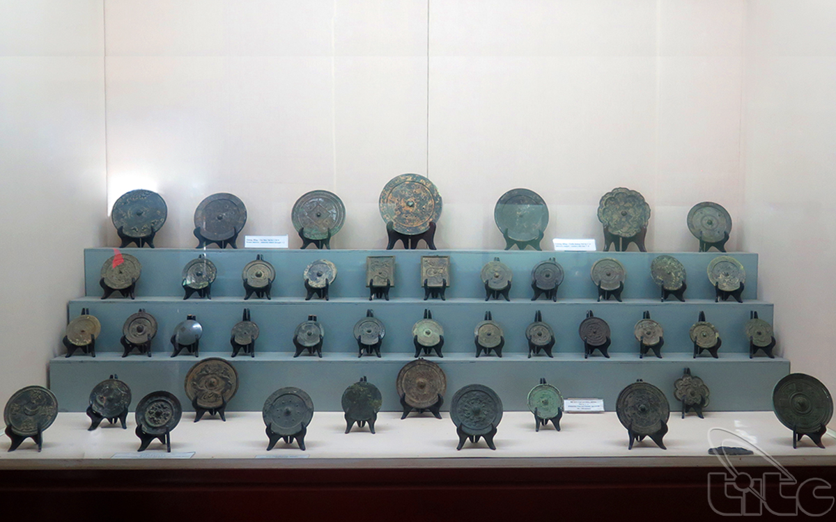 The museum’s main gallery exhibits more than 6,000 objects, including surveyed 830 ones, most of which dated from Dong Son culture period to the Ly, Tran, Le, Nguyen dynasties.
