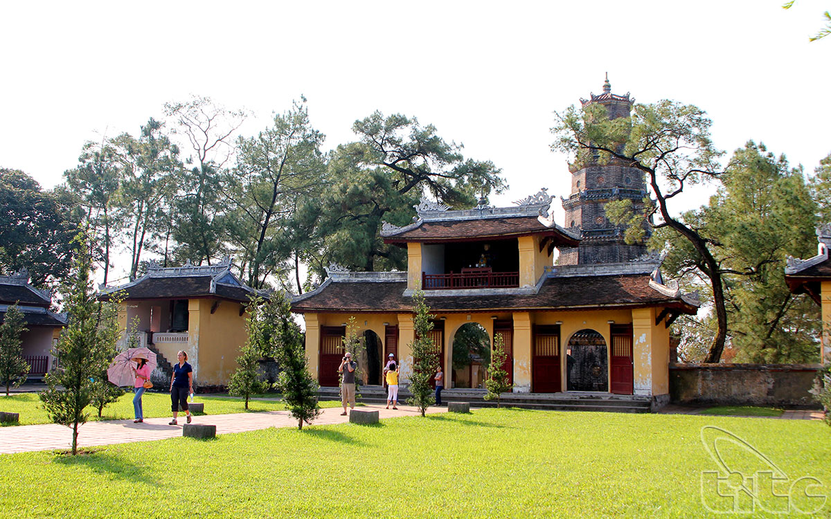 Cổng chùa Thiên Mụ và Tháp Phước duyên nhìn từ trong ra