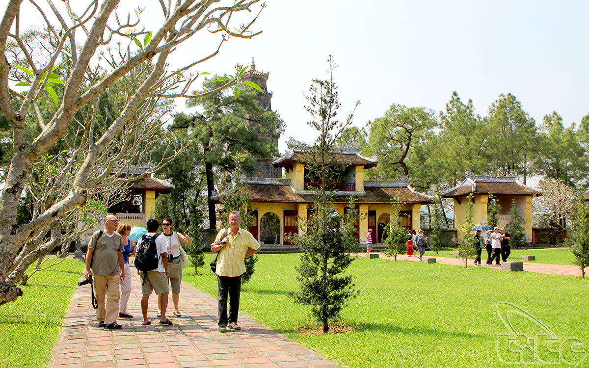 Khách du lịch nước ngoài đi tham quan vãn cảnh chùa Thiên Mụ