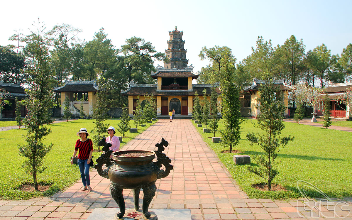 Cổng Tam quan chùa Thiên Mụ được nhìn từ phía chính điện
