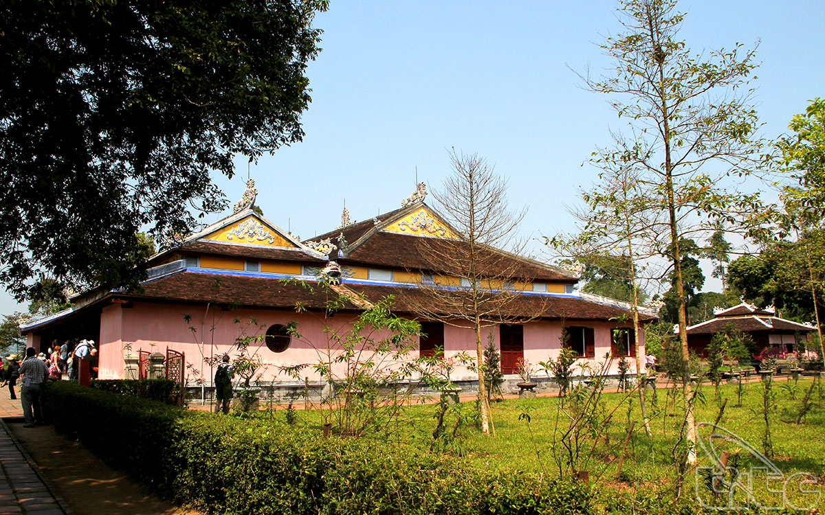 Hai bên chùa có nhà trai, nơi các sư tĩnh dưỡng và nhà khách để đón khách đến vãn cảnh chùa.