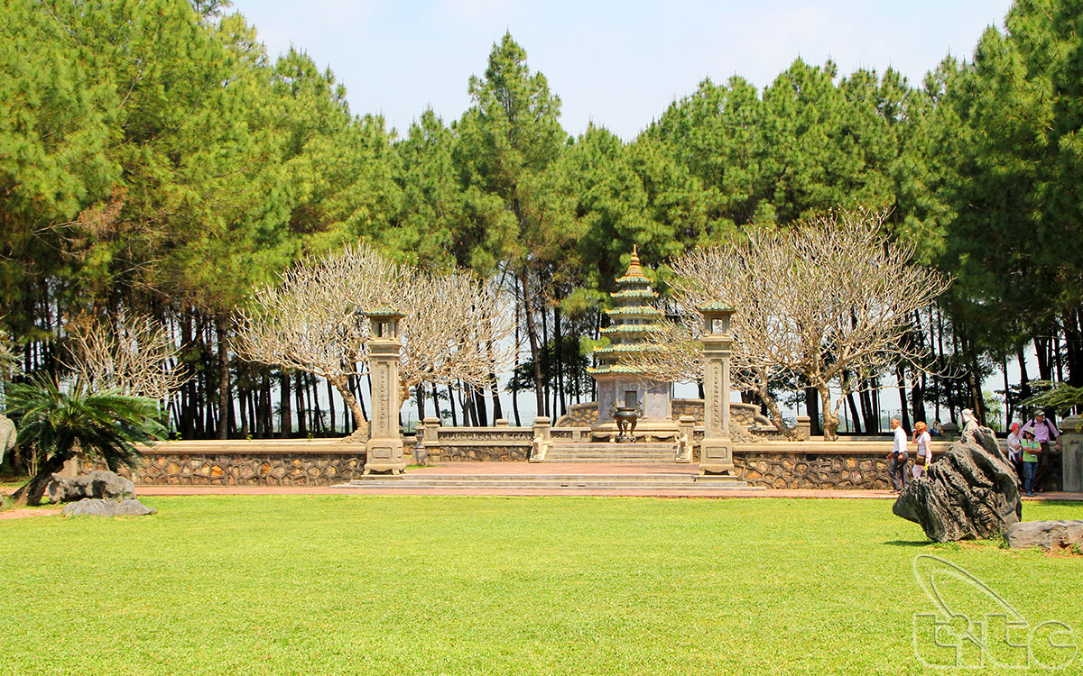Cuối khu vườn là khu mộ tháp của cố Hòa thượng Thích Đôn Hậu - vị trụ trì nổi tiếng của chùa Thiên Mụ, người đã cống hiến cả cuộc đời mình cho những hoạt động ích đạo giúp đời.