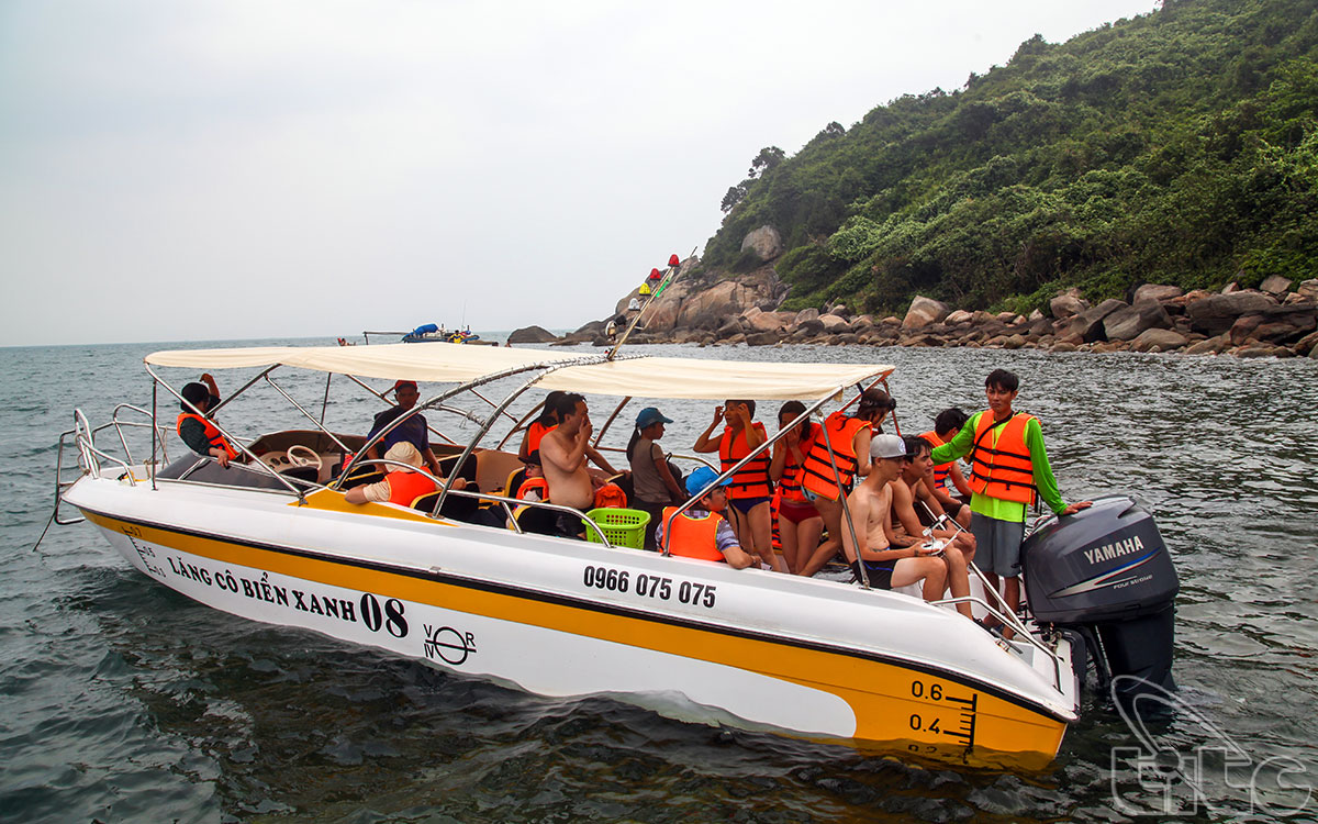 Visitors visit Ngoc Island by high speed canoe