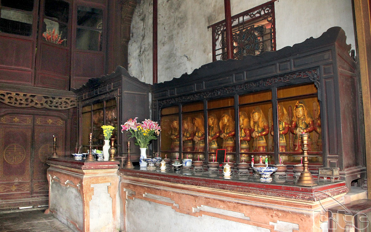 Ngoài ra, tại điện Hòn Chén, người ta còn thờ Phật, thờ Thánh Quan Công và hơn 100 vị thần thánh khác thuộc vào hàng đồ đệ của các thánh thần nói trên.