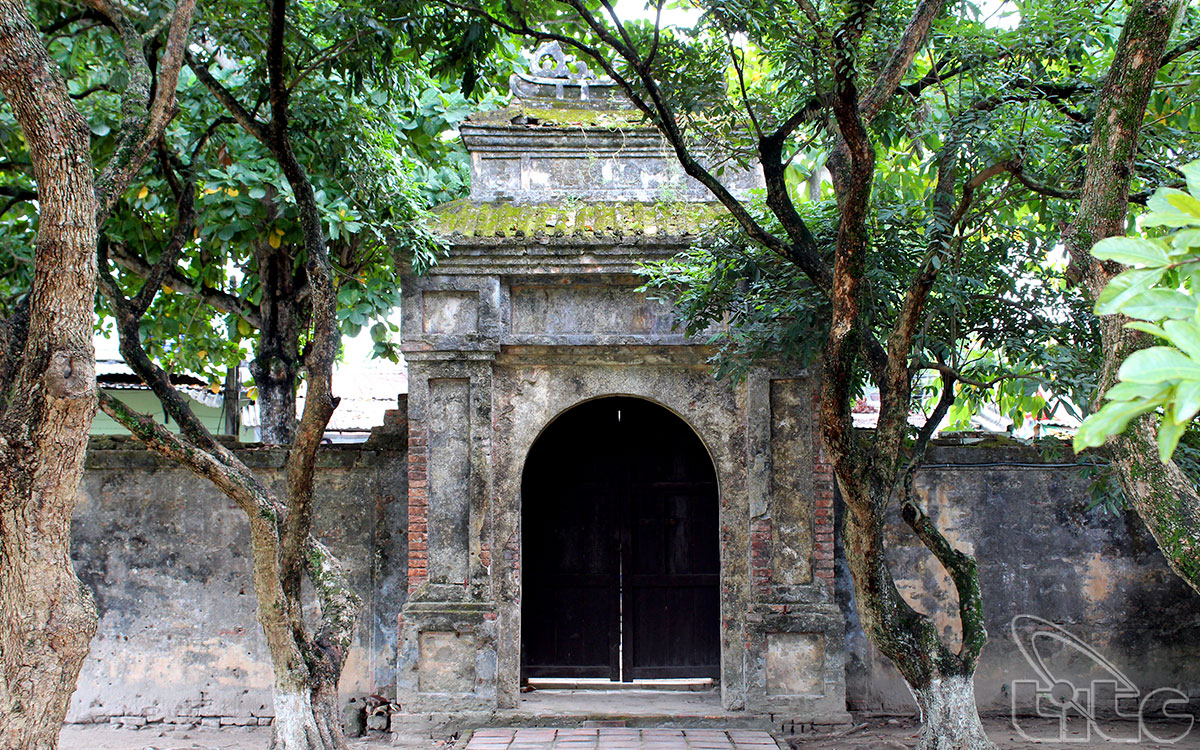 Vào năm Thành Thái thứ 11 ( 1899 ) nhà vua cho xây dựng điện Long Ân ở thế hữu lăng mộ làm nơi thờ cúng vua cha