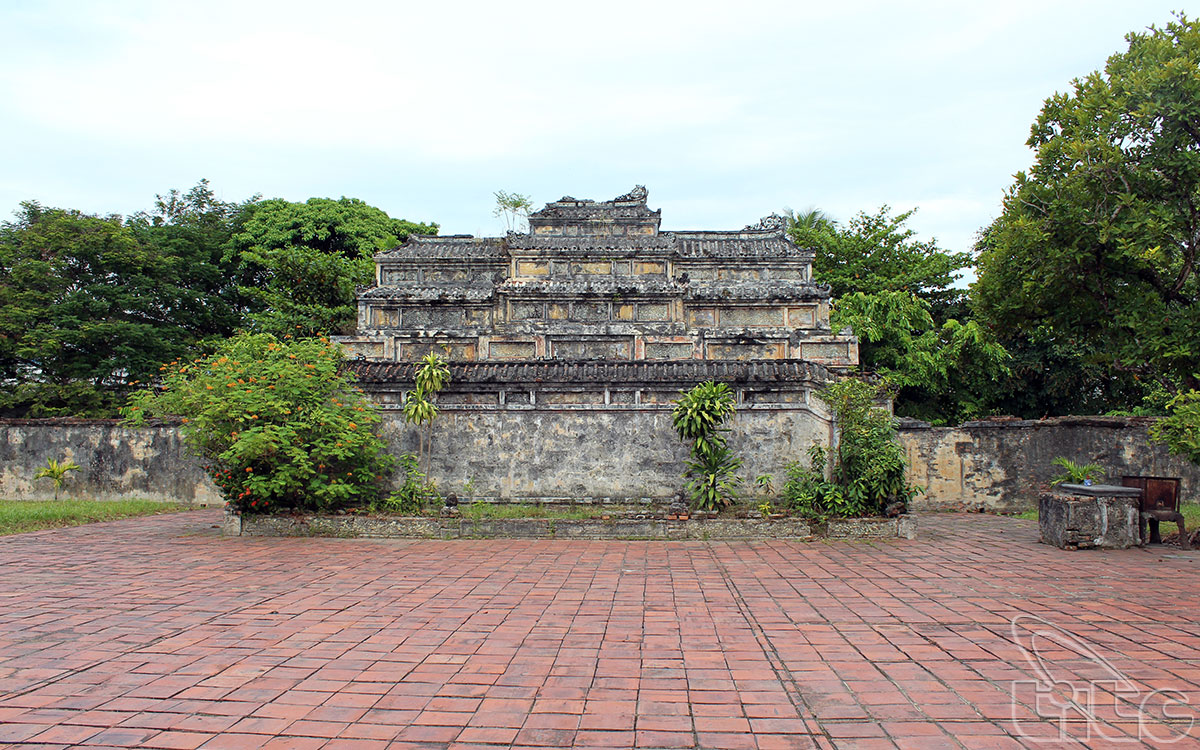 Khu vực lăng mộ hình chữ nhật, có diện tích 3.445m2, bên trong không có Bi Đình và tượng đá như các lăng vua khác
