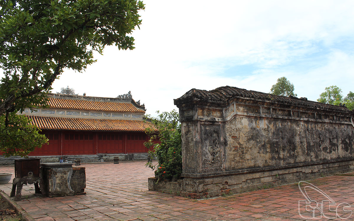 Điện Long Ân ở trung tâm khu vực tẩm là một công trình được xây cất theo khuôn mẫu của các ngôi điện cổ ở Huế