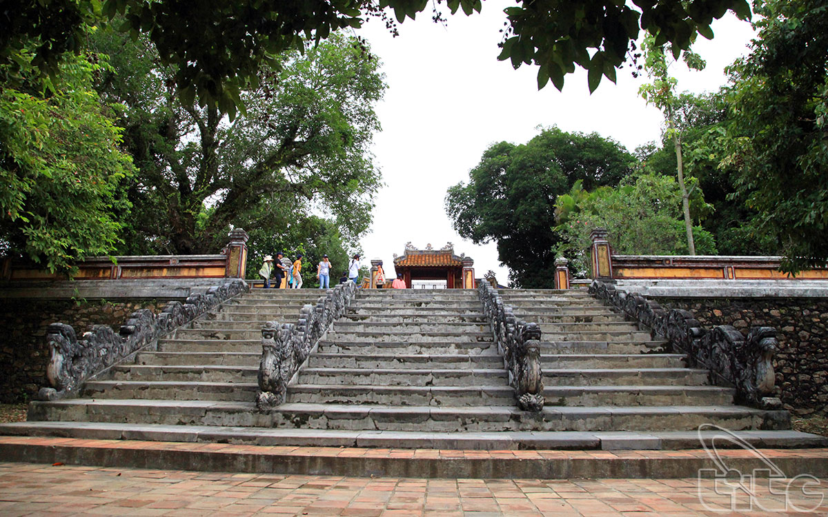 Lăng Gia Long nằm ở địa phận xã Hương Thọ, thị xã Hương Trà, tỉnh Thừa Thiên - Huế
