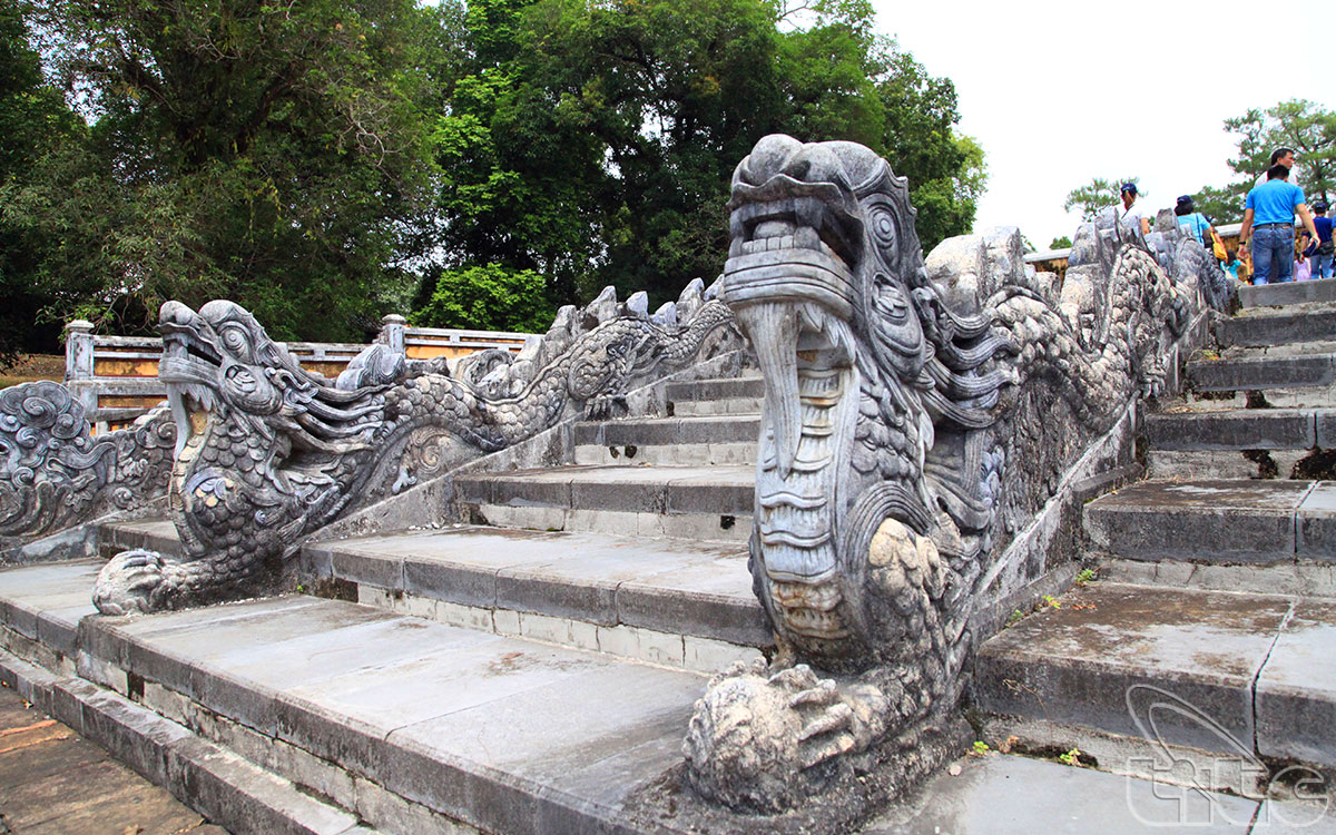  Lăng vua Gia Long hay Thiên Thọ Lăng là lăng mộ của Nguyễn Thế Tổ Cao Hoàng đế (1762-1820), vị vua sáng lập triều Nguyễn