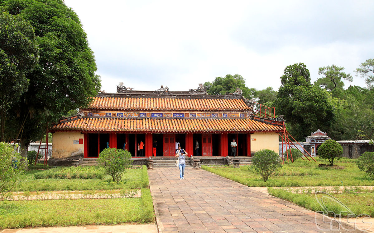 Bên trong điện Minh Thành, còn có nhiều kỷ vật gắn bó với cuộc đời của vua Gia Long như cân đai, mũ, yên ngựa