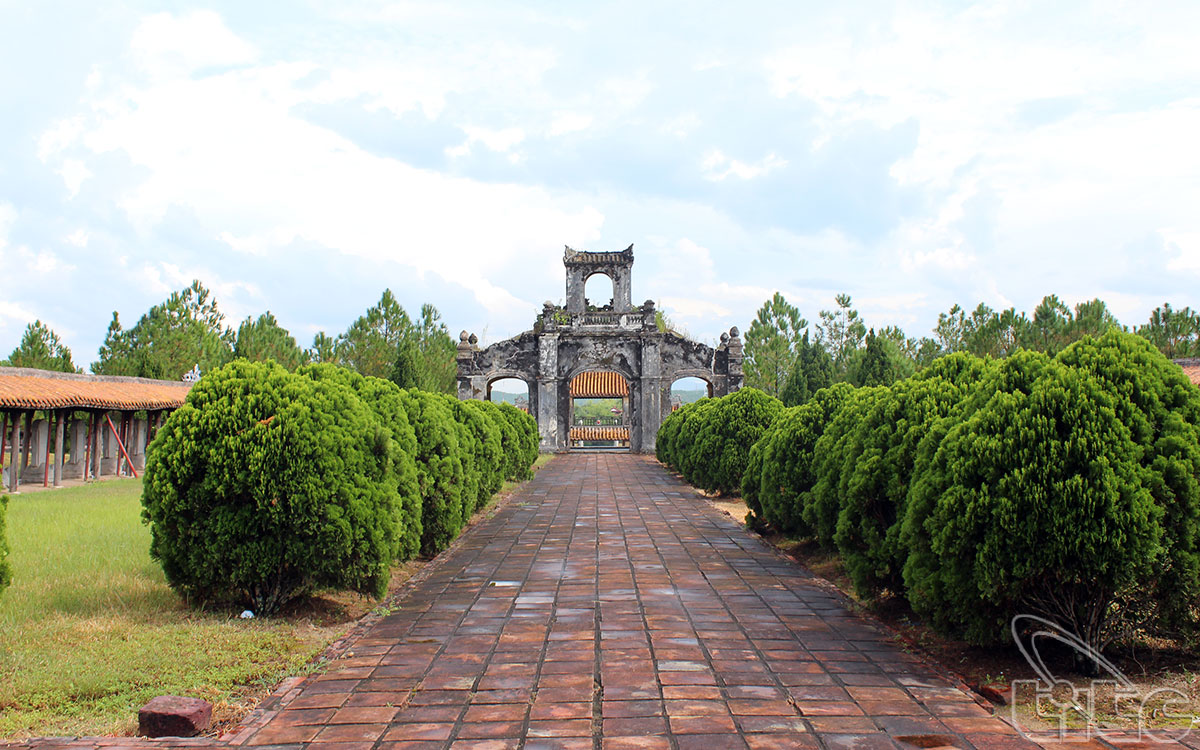 Trước đây, các chúa Nguyễn xây dựng Văn Miếu tại thủ phủ và thay đổi vị trí qua ba địa điểm khác nhau: làng Triều Sơn, làng Lương Quán, làng Long Hồ