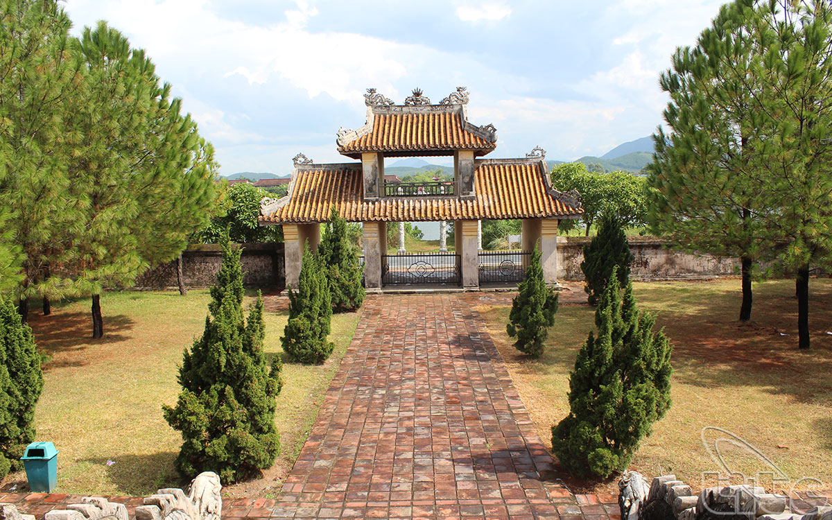 Năm 1808, Gia Long cùng triều đình quyết định chọn một ngọn đồi thấp phía trên chùa Thiên Mụ, sát tả ngạn sông Hương, tức vị trí hiện tại để xây Văn Miếu mới