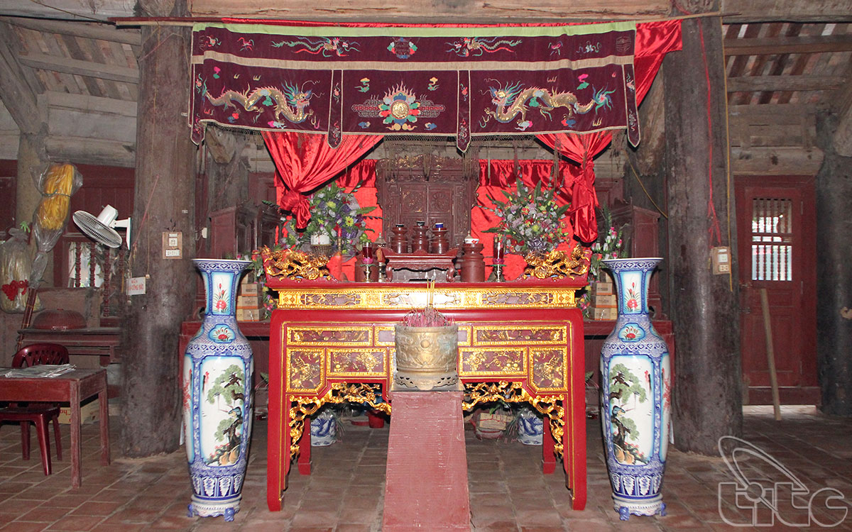 Đình Thổ Tang có kiến trúc đồ sộ, làm kiểu chữ đinh (J) gồm hai tòa Đại đình và Hậu cung