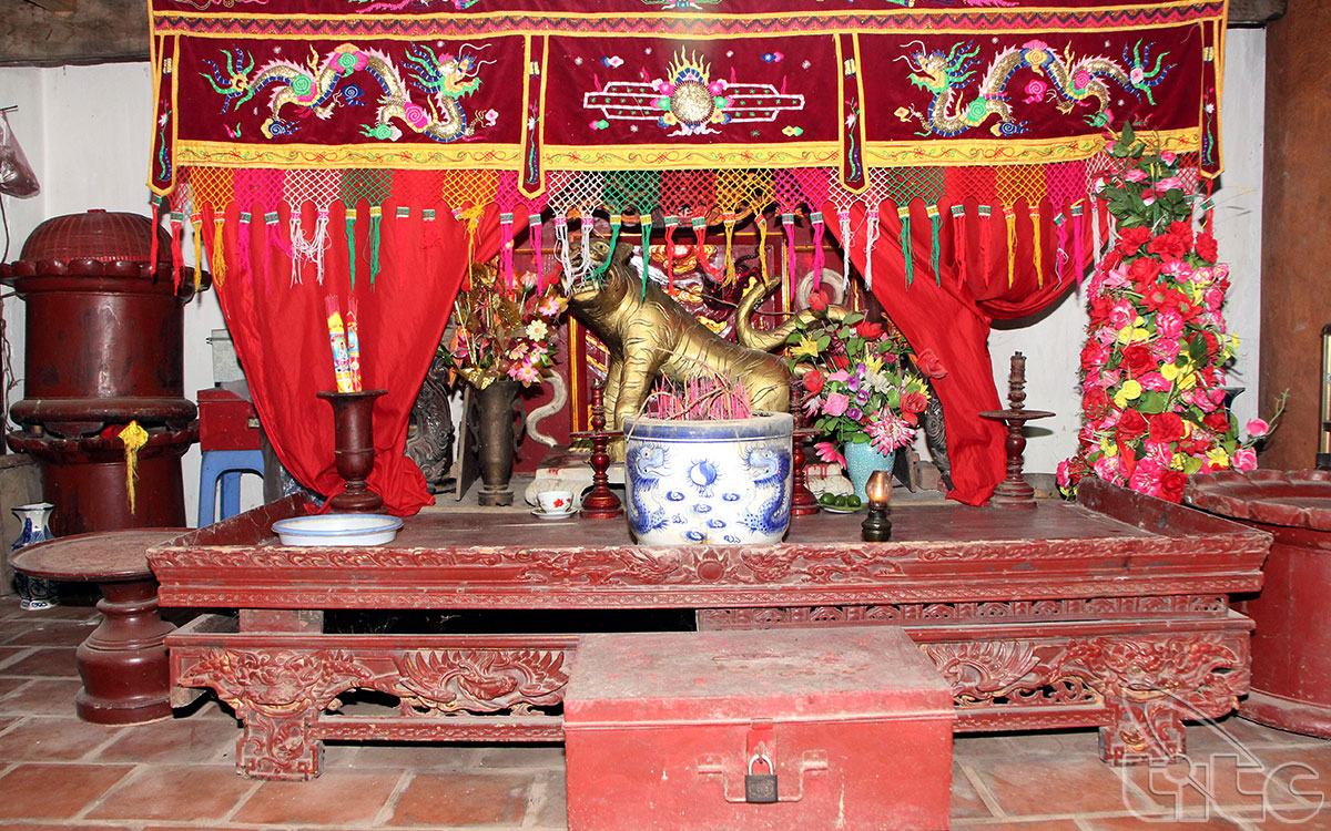 Bàn thờ Ngũ Hổ trong đình Thổ Tang