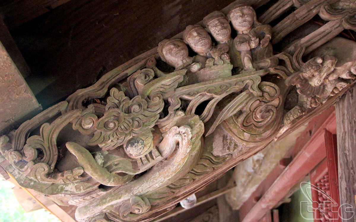 Bức chạm khắc “Uống rượu” trên cột xà ở đình Thổ Tang