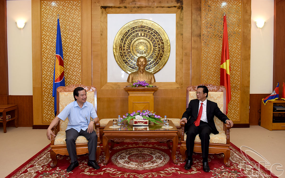 Phó Tổng cục trưởng Tổng cục Du lịch Hà Văn Siêu làm việc với Đại sứ Việt Nam tại Campuchia