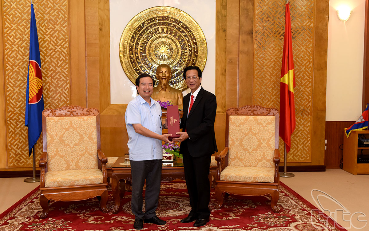 Phó Tổng cục trưởng Tổng cục Du lịch Hà Văn Siêu trao quà lưu niệm cho Đại sứ Việt Nam tại Campuchia