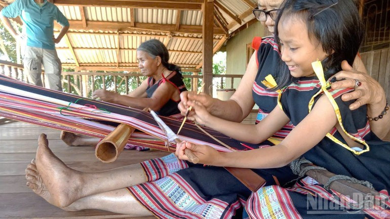 Brocade weaving boosts community-based tourism in Gia Lai