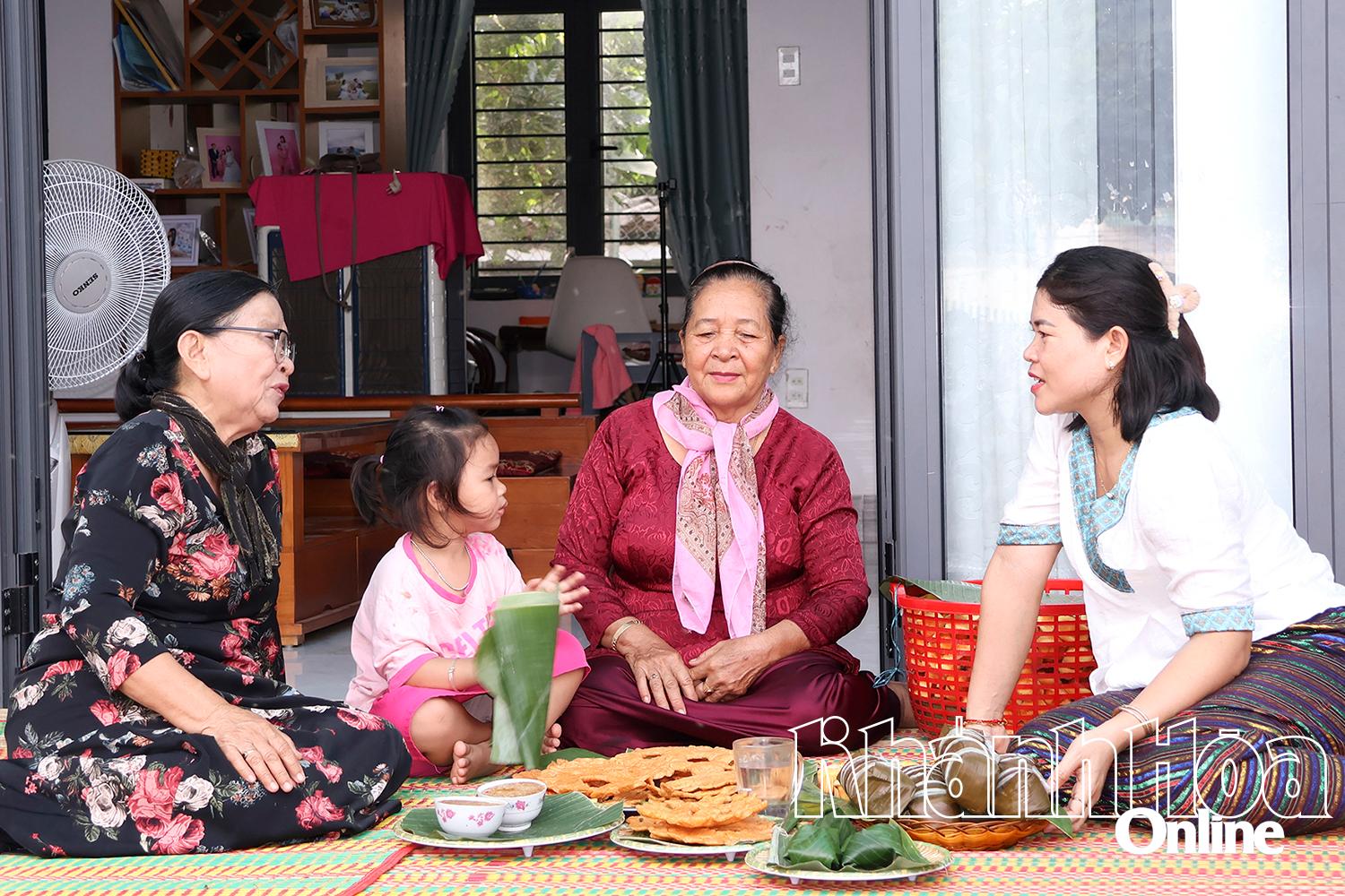 Giữ gìn nghề làm bánh truyền thống của đồng bào Chăm - Khánh Hóa