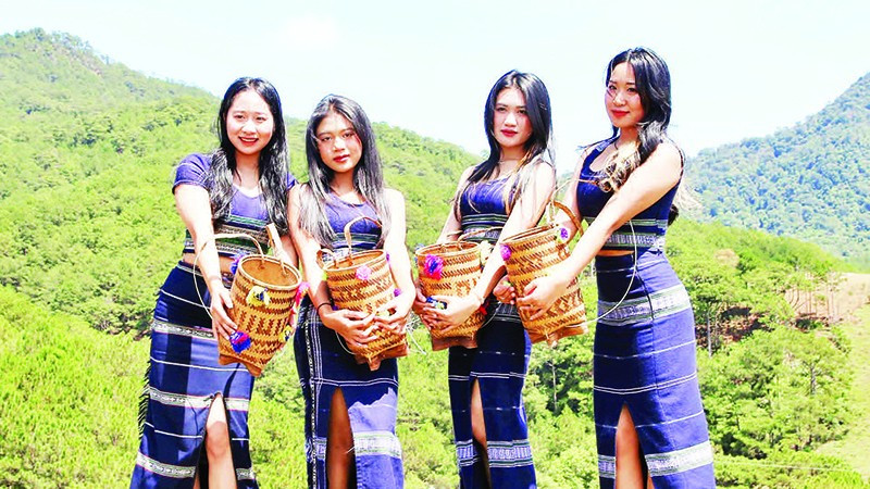 Gùi hoa - Biểu tượng văn hóa người Cơ Ho