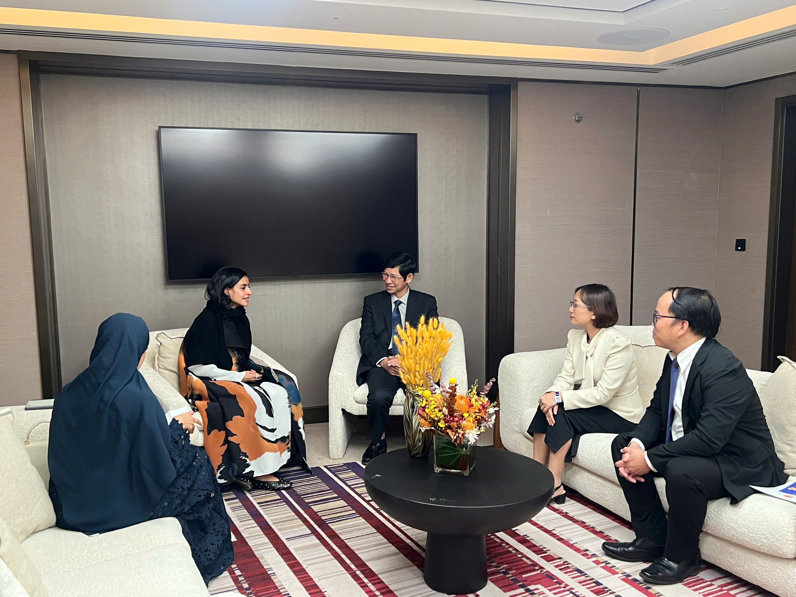 Thứ trưởng Hồ An Phong gặp gỡ tân Tổng Thư ký UN Tourism Shaikha Al Nowais