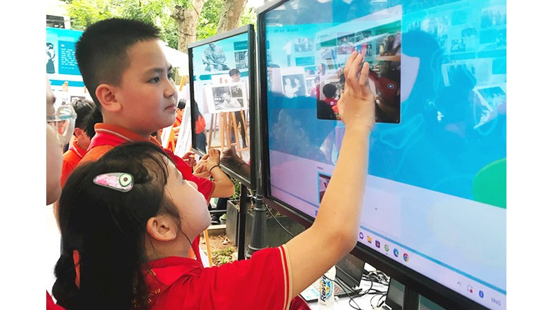 Cấp bách giữ bản sắc trên không gian số