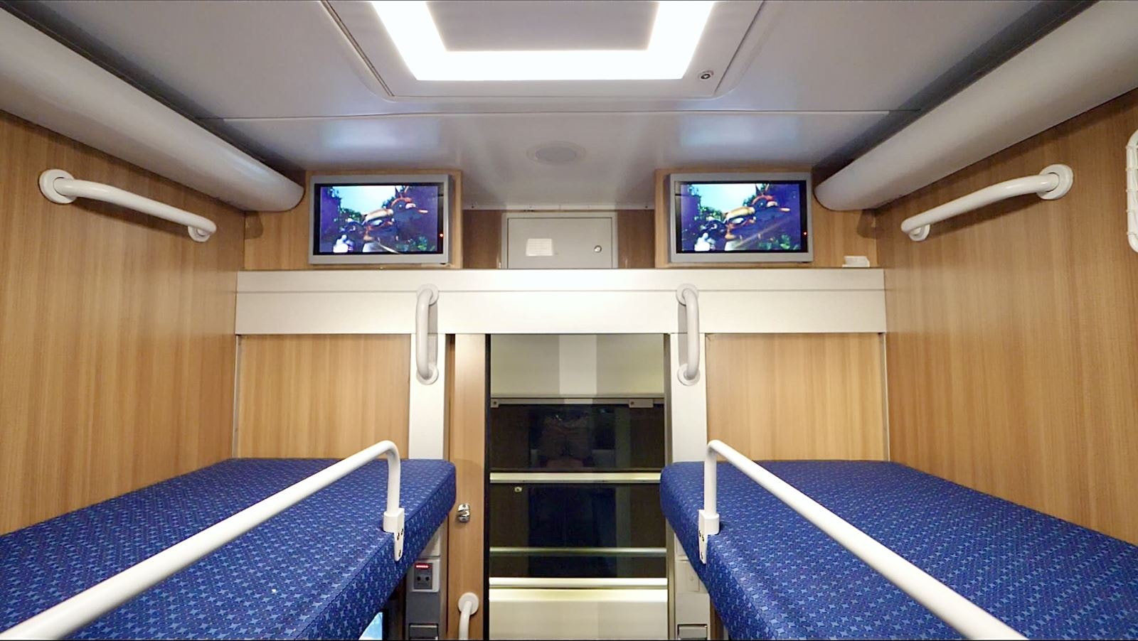 High-quality train service between Da Nang and Ha Noi launched