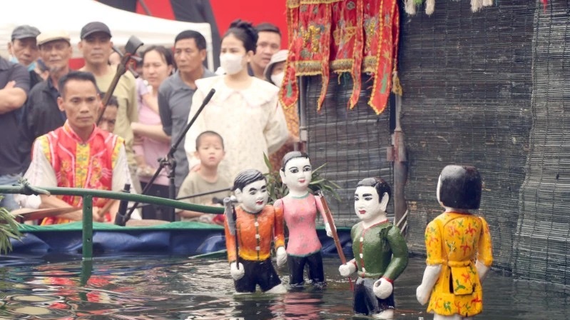 Ha Noi attracts tourists with highlights in cuisine and craft villages