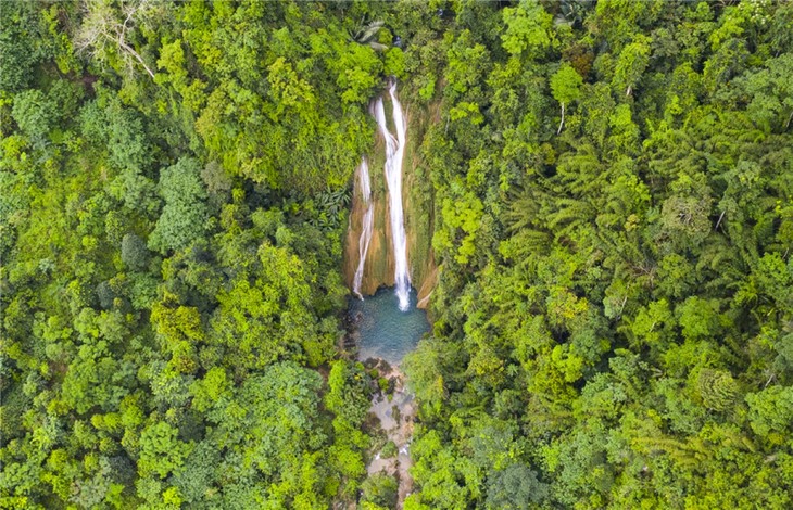 Khuoi Nhi waterfall: poetic beauty deep in forest