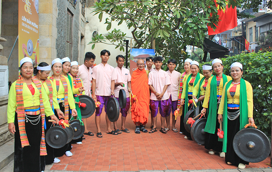 Về Phum Sóc lên bản Mường: Khi di sản lên tiếng